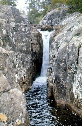 Small waterfall above Grail Falls