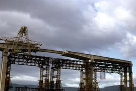 Centre span of Tasman Bridge under construction