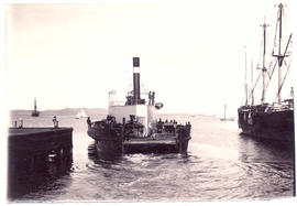 Ferry S.S. Kangaroo leaving the dock